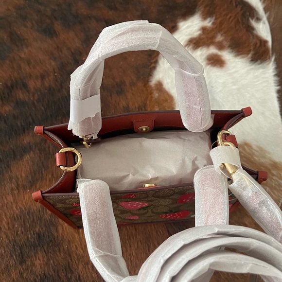 Dempsey Tote 22 In Signature Jacquard With Strawberry - Picture 3 of 6